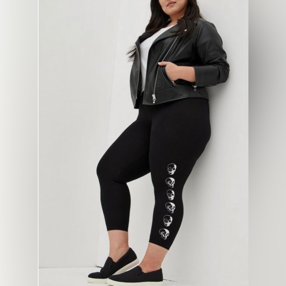 NWOT Crop Premium Legging - Skull Stencil Side Black Size 2X